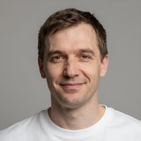 Улыбающийся клиент Devil 168 Plus, оценивший прозрачные условия программы VIP-членства в онлайн-слотах